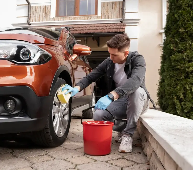 Lavage auto à domicile Jussy : professionnel intervenant sur un véhicule